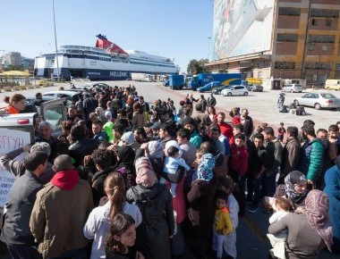 Στον Πειραιά 79 πρόσφυγες από τη Μυτιλήνη